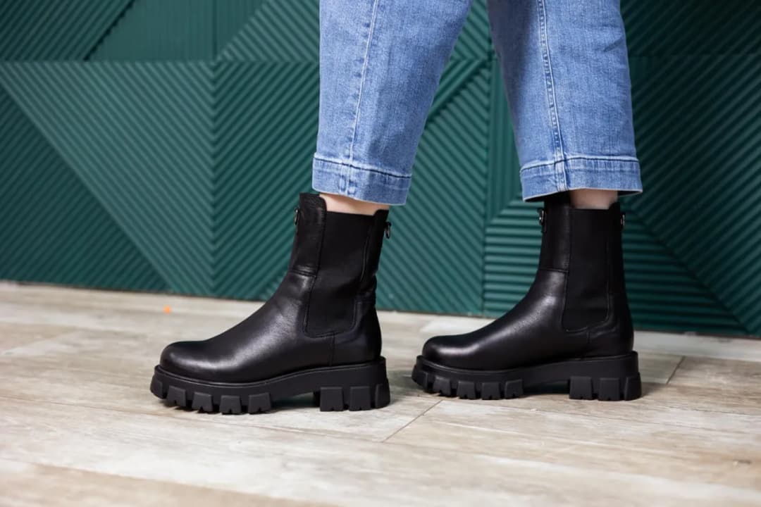 Jakie spodnie do trzewików damskich? Idealne połączenia na każdą okazję