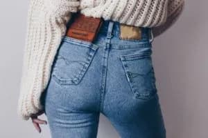 Spodnie skinny damskie: co to znaczy i jak je nosić?