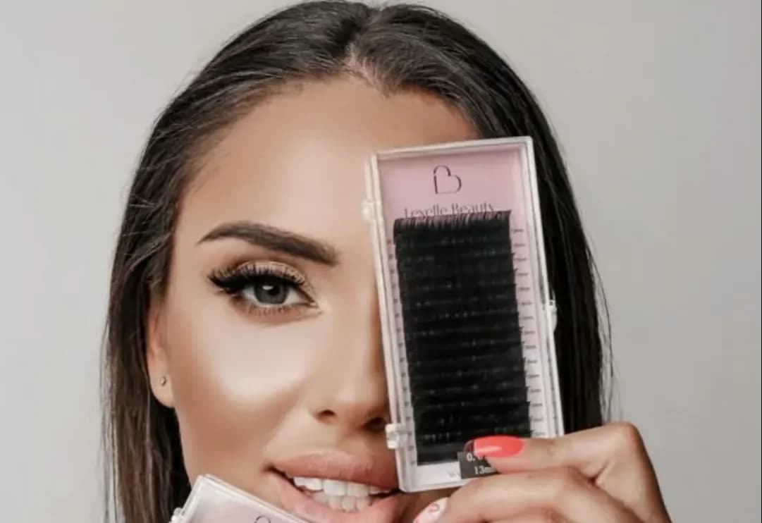 Wyjaśniamy, jakie efekty uzyskasz z rzęsami 1:1?