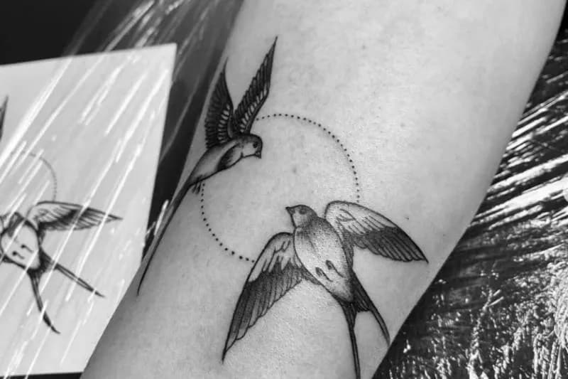 Tatuaże damskie i ich znaczenie: co naprawdę symbolizują i co wyrażają